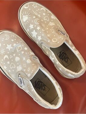 Vans Kids Slip-On Sneakers in Beige with White Space Print